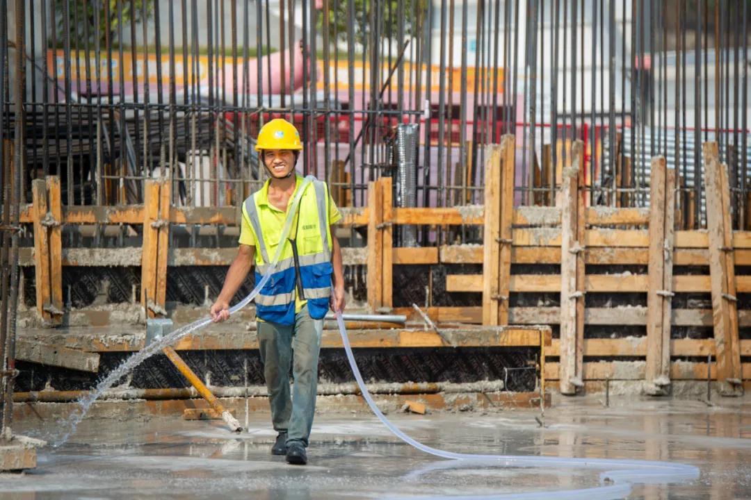 或在施工现场挥汗如雨,或在街头巷尾经受"烤"验……他们是建筑工人