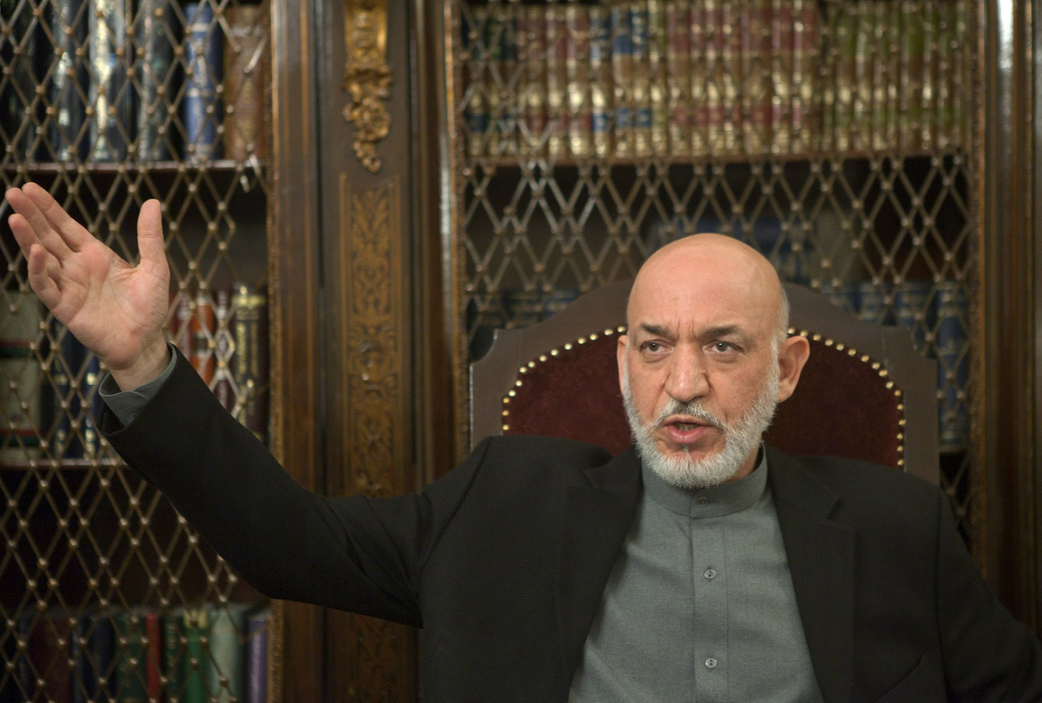 美国于2001年推翻当时的塔利班政权后,卡尔扎伊担任了13年的阿富汗