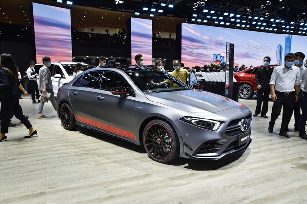 2021成都车展:就爱这一抹红 实拍奔驰a35 l炽夜特别版
