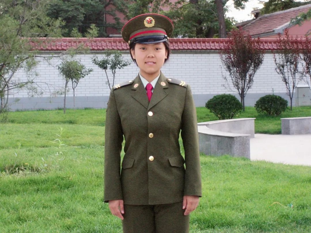 2003年入伍之后 她被分到了全军闻名的 原北京军区通信总站女兵六连 3