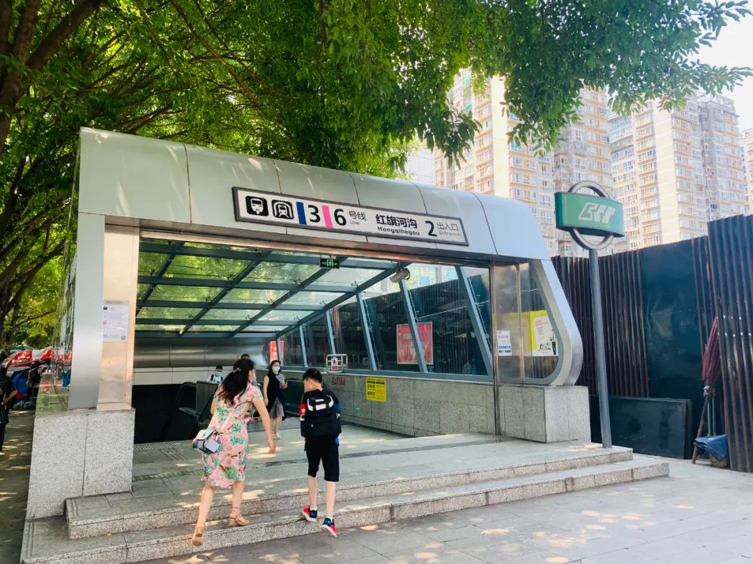 红旗河沟3/6号线地铁2号入口就在一侧,步行距离2分钟以内.