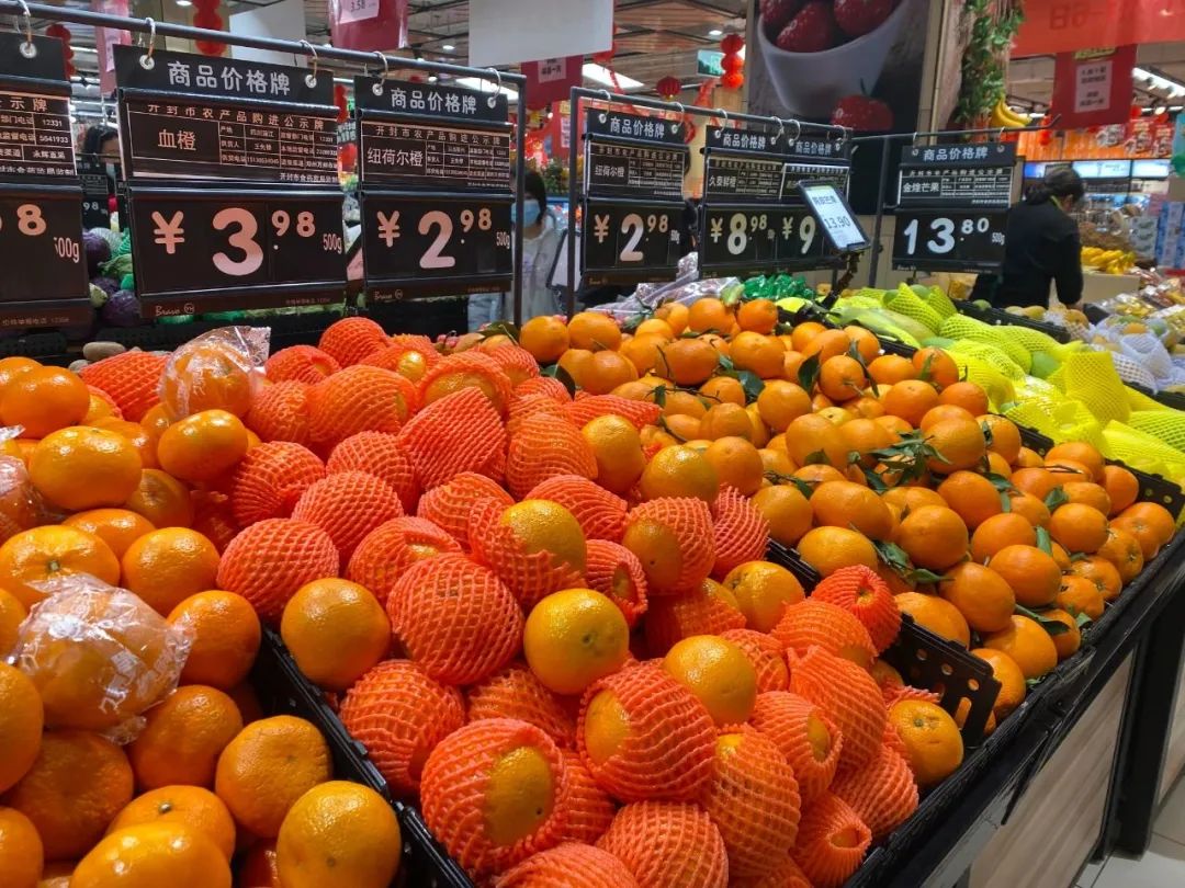 超市里琳琅满目的水果.王小川 摄