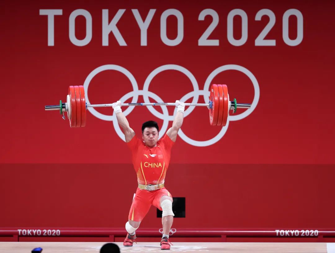 ▲7月25日，谌利军在比赛中。当日，在东京奥运会举重男子67公斤级决赛中，中国选手谌利军夺冠。新华社记者 杨磊 摄