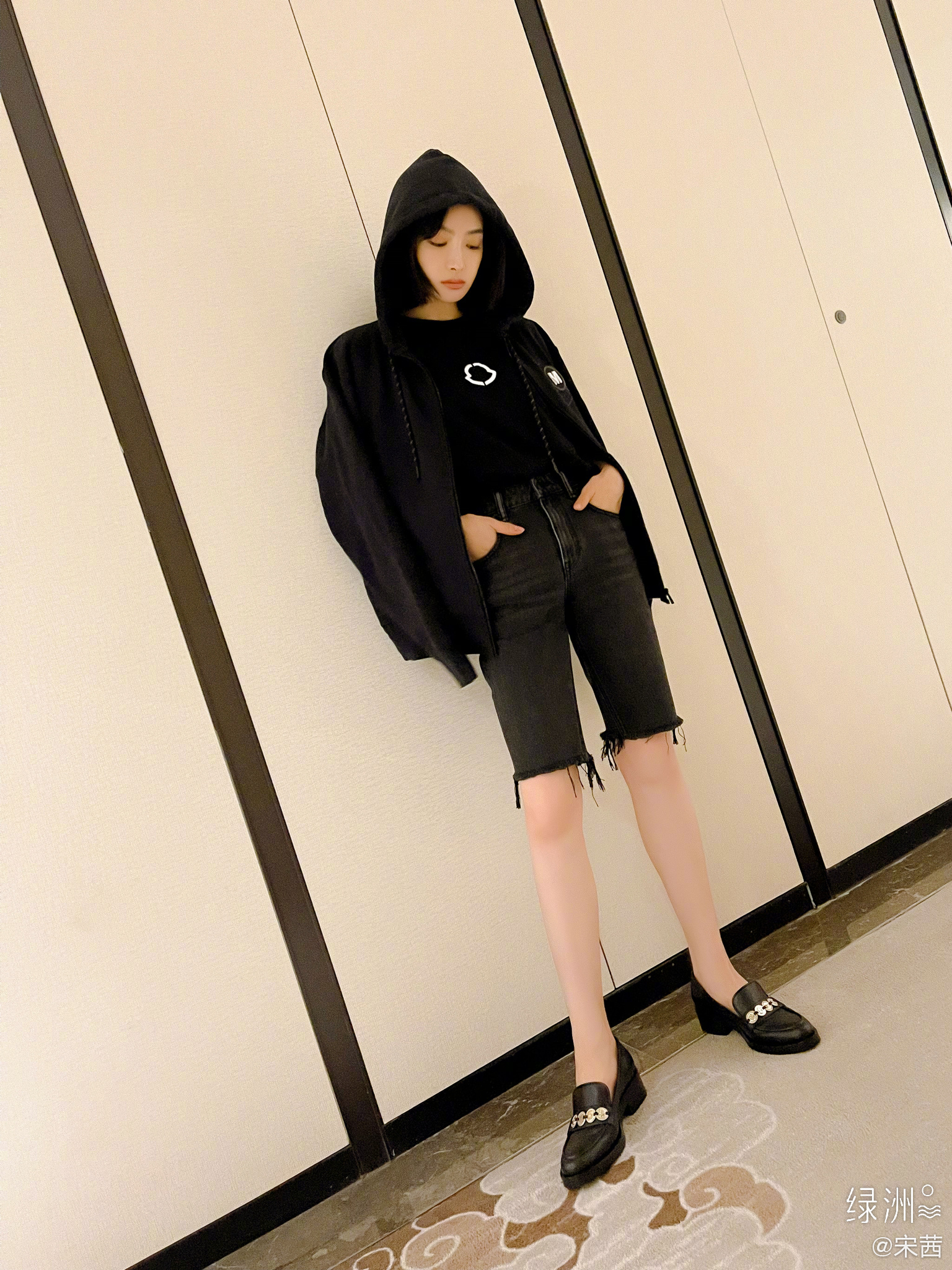 宋茜分享秋日穿搭照 帽衫配短裤超有酷飒范儿|宋茜|穿搭_新浪新闻