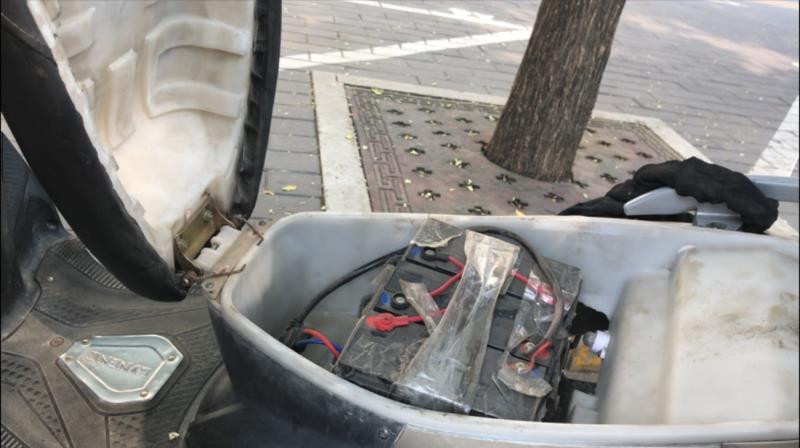  一名骑手向记者展示自己的电动车，车内装有两块铅酸电池。 新京报记者刘瑞明 摄