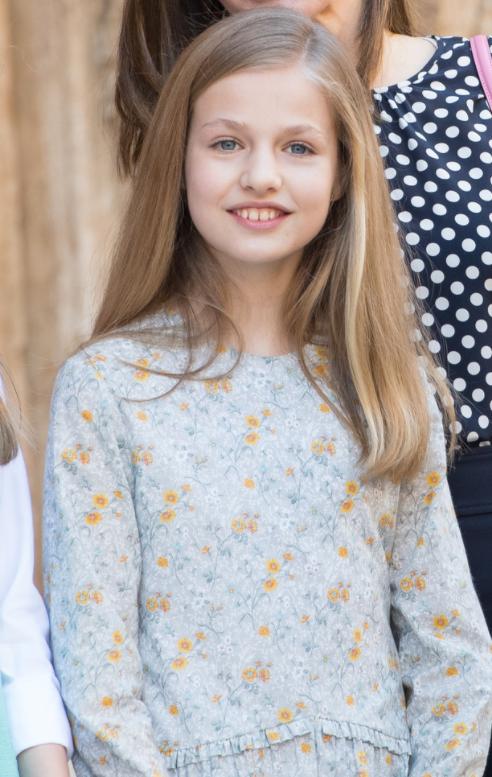 真正的贵族穿搭都简约看西班牙公主莱昂诺尔穿红色套裙真高级