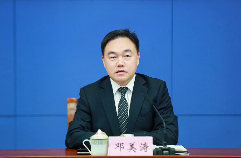 邓美涛回答记者提问&nbsp;刘岱松&nbsp;摄