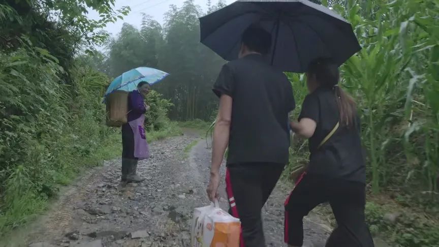 被奥斯卡导演选中的中国女孩：15岁割草喂猪，25岁靠开卡车一夜走红休闲区蓝鸢梦想 - Www.slyday.coM