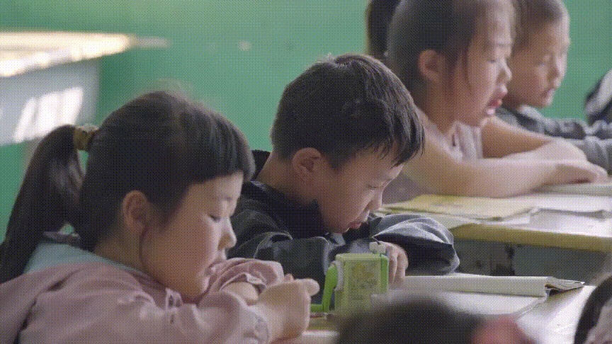 被奥斯卡导演选中的中国女孩：15岁割草喂猪，25岁靠开卡车一夜走红休闲区蓝鸢梦想 - Www.slyday.coM