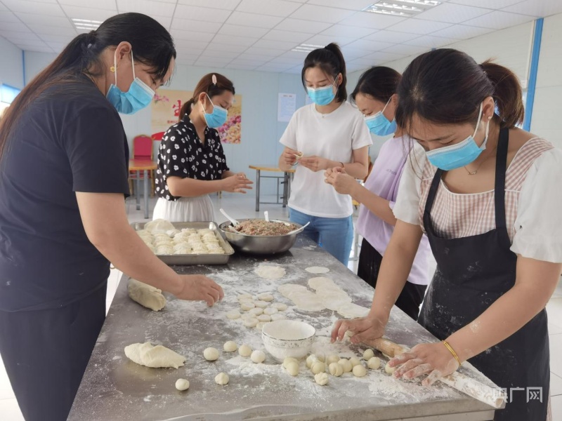 中建二局江苏分公司组织食堂包饺子活动