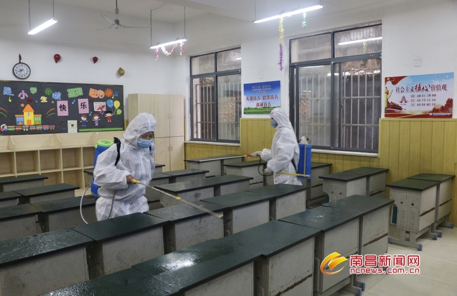 昨日,防疫人员在东湖区向荣小学开展校园消杀,确保安全开学.