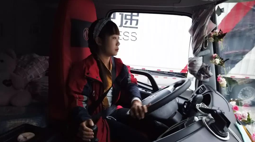 被奥斯卡导演选中的中国女孩：15岁割草喂猪，25岁靠开卡车一夜走红休闲区蓝鸢梦想 - Www.slyday.coM