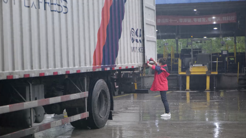 被奥斯卡导演选中的中国女孩：15岁割草喂猪，25岁靠开卡车一夜走红休闲区蓝鸢梦想 - Www.slyday.coM