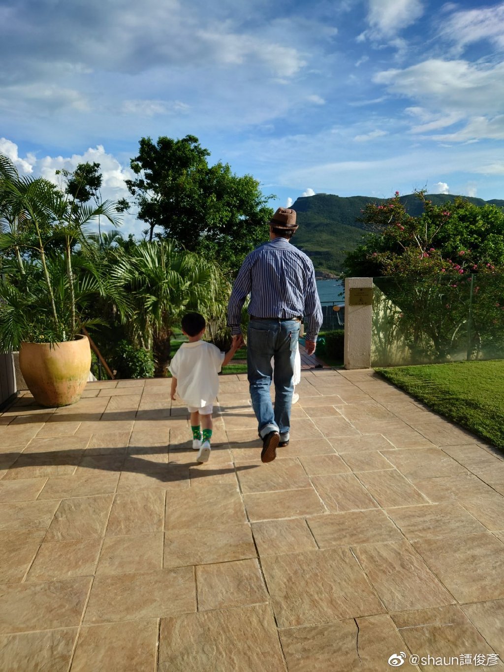 75岁狄龙被传病危 儿子晒爷孙合照驳斥假消息称父亲身体很好