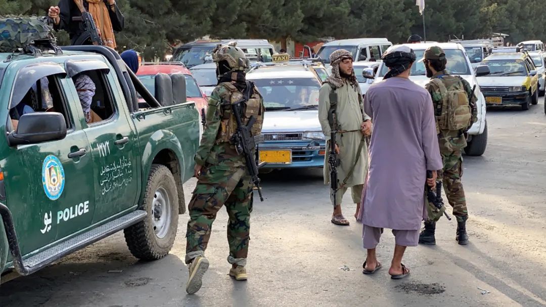 On August 29, 2021 local time, Kabul, Afghanistan, after the explosion at the Kabul Airport, Taliban fighters stepped up patrols near the airport. Picture/IC photo