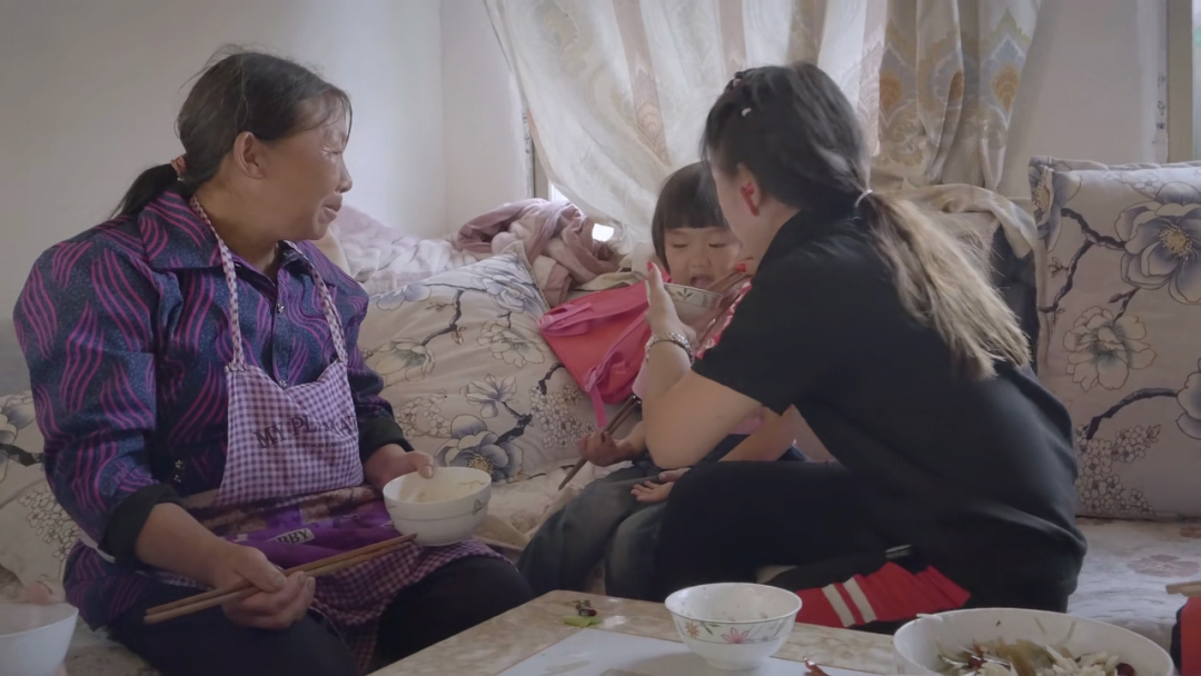 被奥斯卡导演选中的中国女孩：15岁割草喂猪，25岁靠开卡车一夜走红休闲区蓝鸢梦想 - Www.slyday.coM