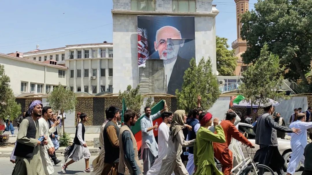 当地时间2021年8月19日，阿富汗喀布尔，阿富汗庆祝独立102周年纪念日，前总统加尼的海报被撕毁。图/IC photo