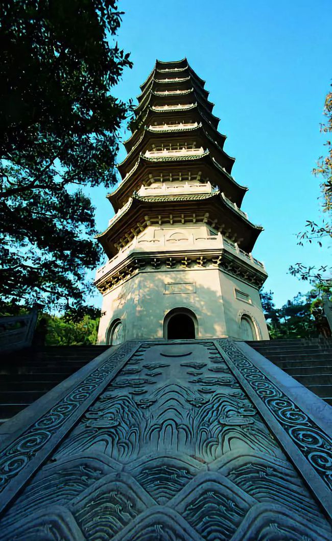 江苏一座八面九层宝塔造型优美典雅庄重具有民族风格和特点