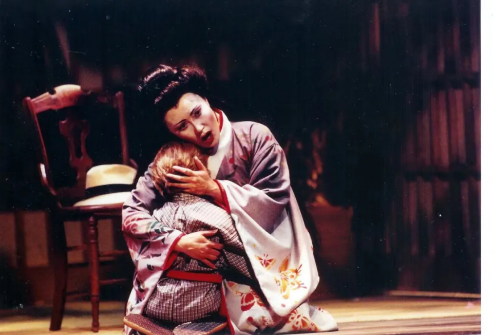 在2008年歌剧《蝴蝶夫人》中,祝爱兰老师饰演的"巧巧桑"形象可谓是