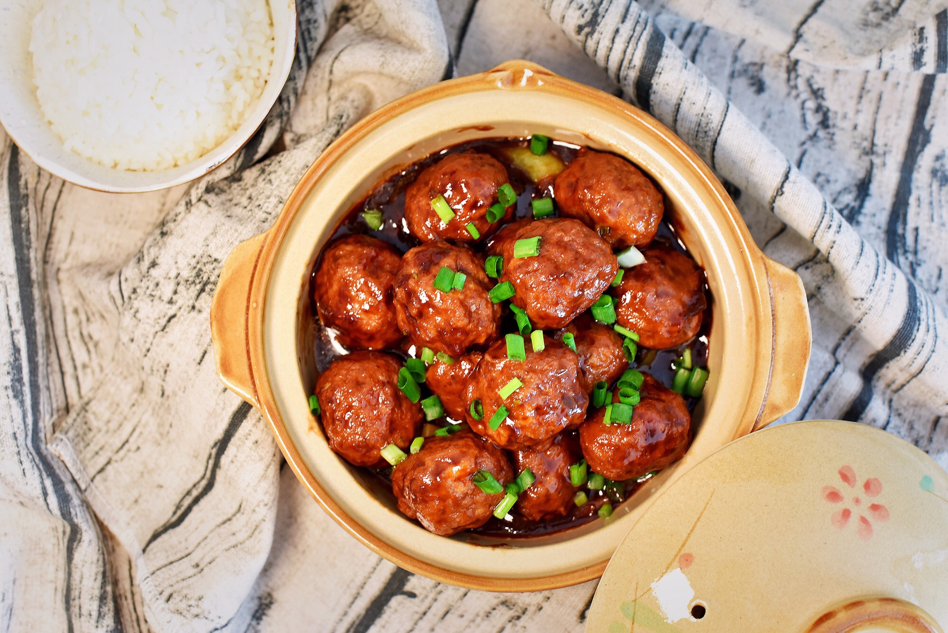 红彤彤的丸子竟然是豆腐做的红烧豆腐醇香美味细腻可口