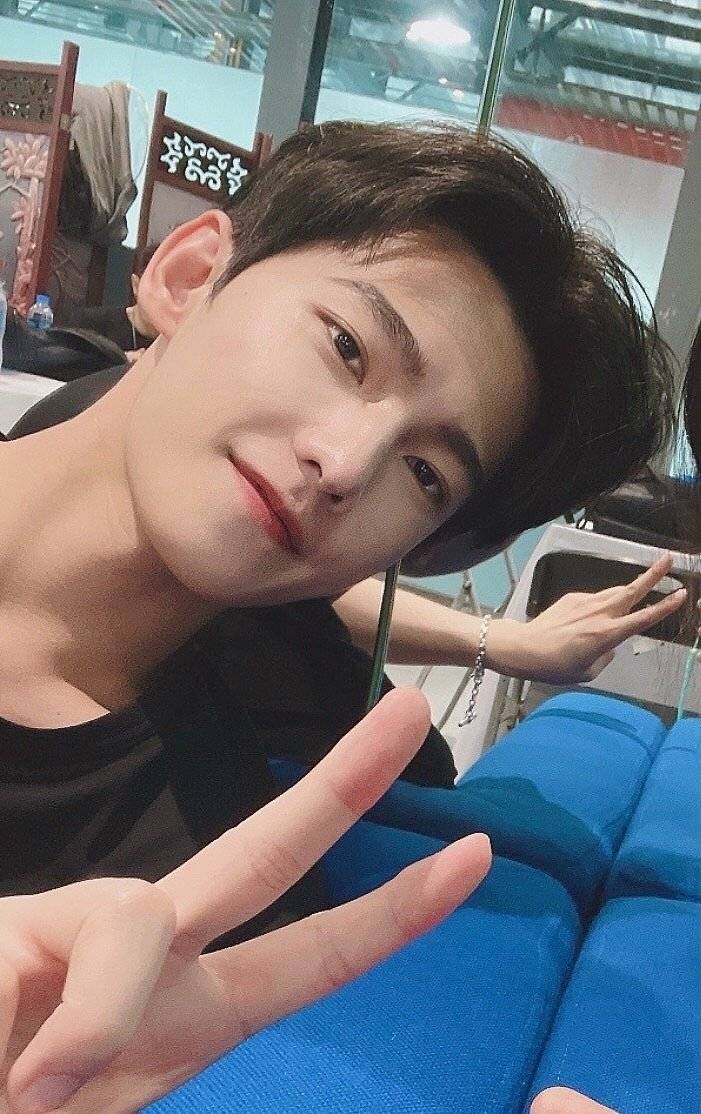 八月的最后一天,大帅哥杨洋自拍营业~素颜状态也太嫩了