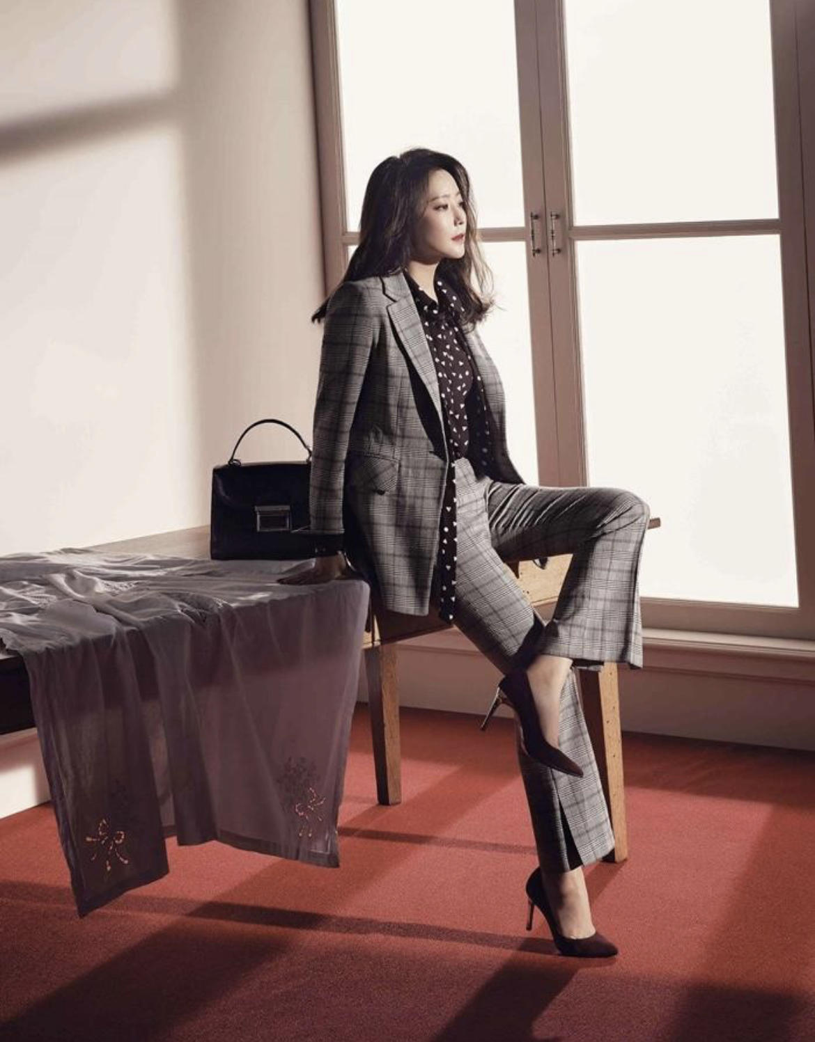 又被金喜善惊艳到了黑色上衣配高腰阔腿裤干练利落气质高级