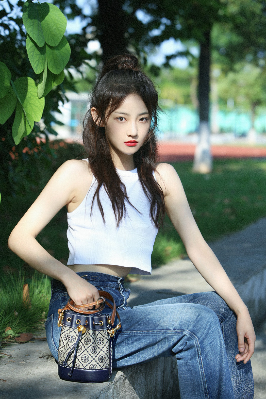 欢娱影视演员@吴佳怡_six 演绎toryburch品牌t monogram