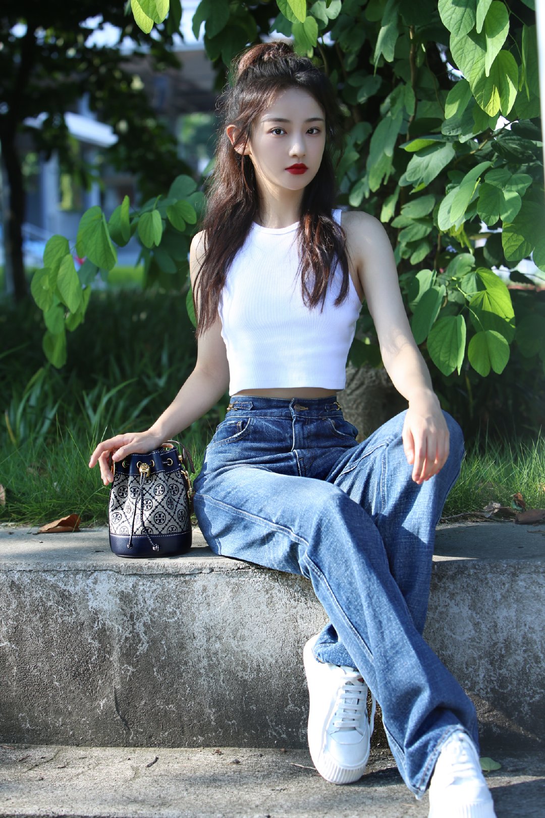 欢娱影视演员@吴佳怡_six 演绎toryburch品牌t monogram