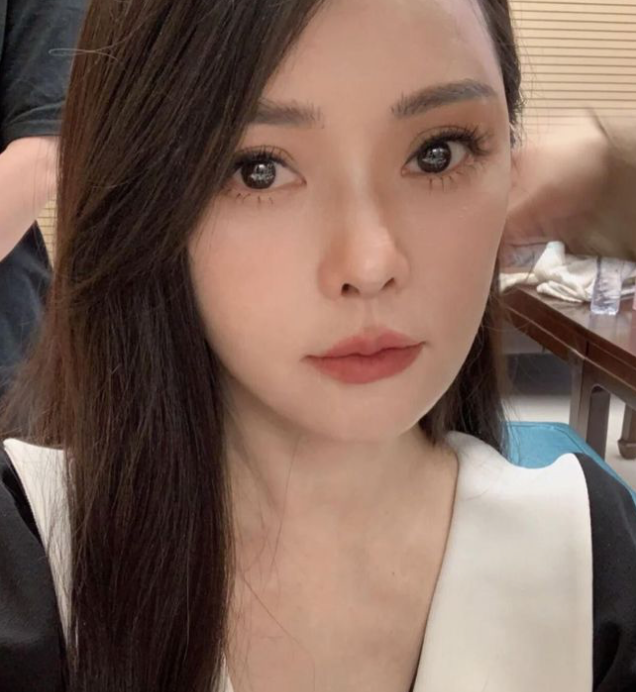 53岁伊能静被质疑割眼袋穿黑色v领身材好脸部光滑没有瑕疵