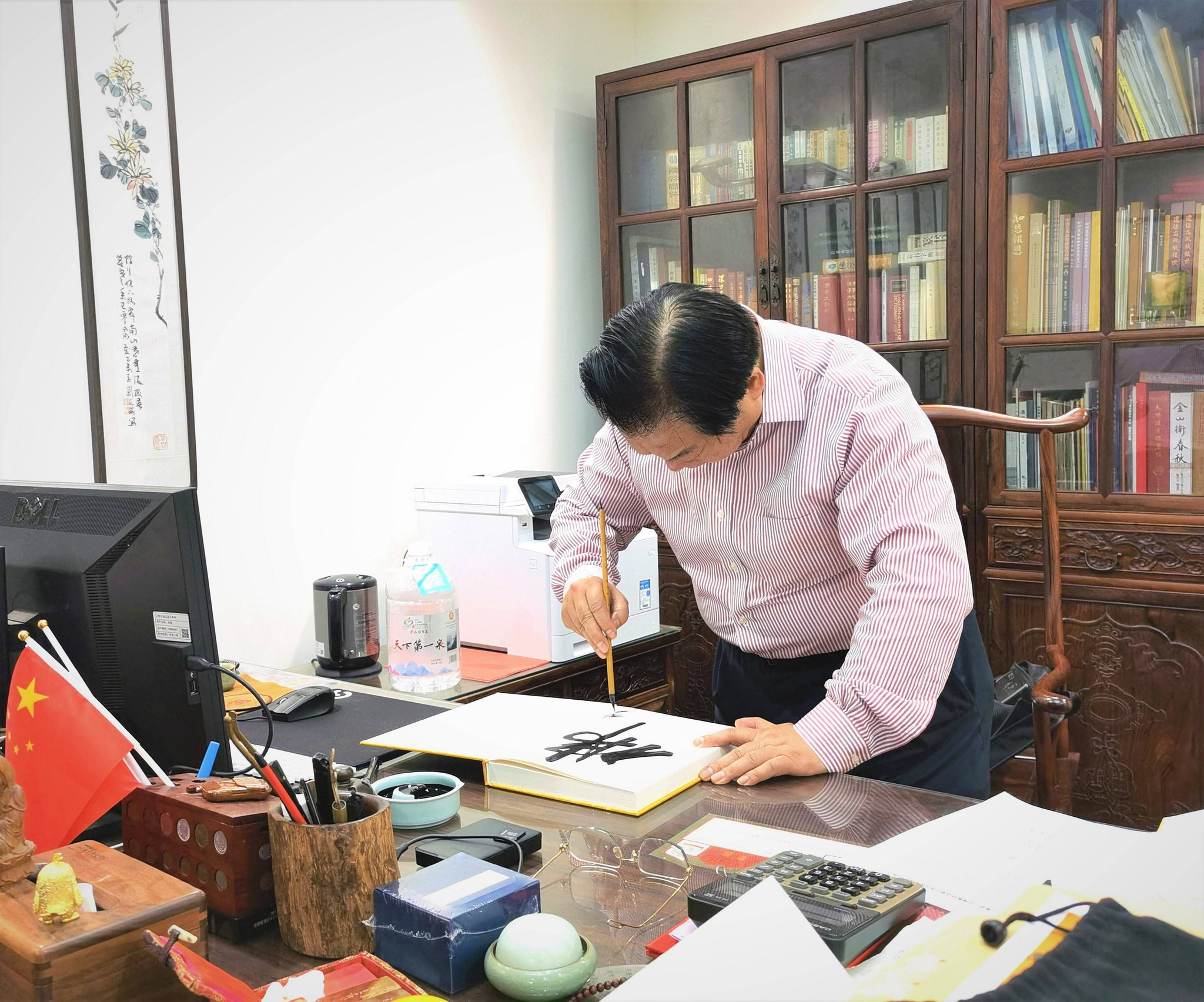著名书法家杨永法向上海万寿寺捐赠50套杨永法楷书无量寿经