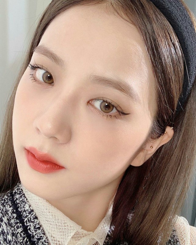 金智秀直播截图曝光全新发色引人注目这是门面的颜值吗