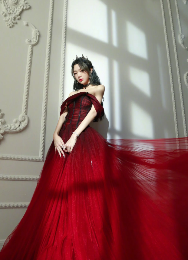 李紫婷更新mv花絮,抹胸礼裙勾勒优美肩颈线,戴皇冠如在逃公主