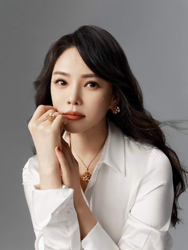 伊能静母子首合体捞金他出道26天迎首个高奢代言淡妆太像邓伦