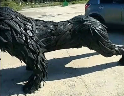 男子用废旧轮胎造出各种动物雕像人们看了后赞不绝口