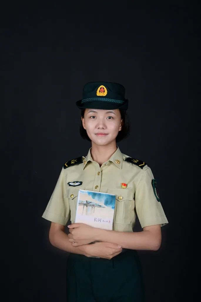 退伍女兵的军装写真,帅!