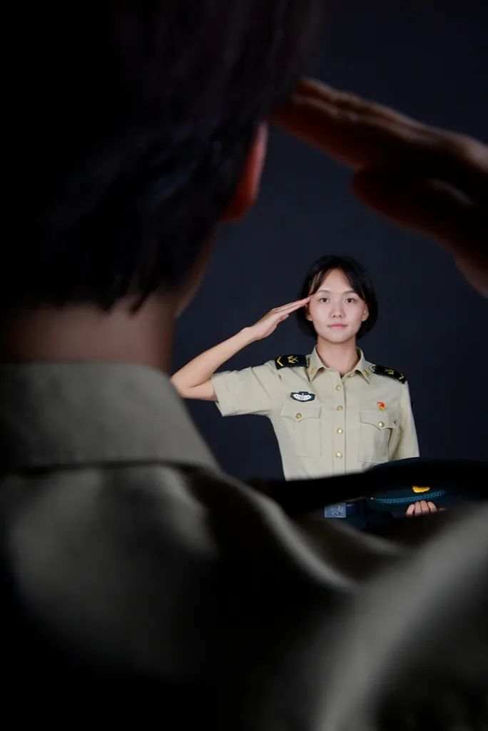 退伍女兵的军装写真,帅!