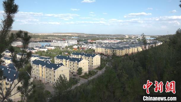 图为绿树掩映中的乌兰木伦村. 马知远 摄