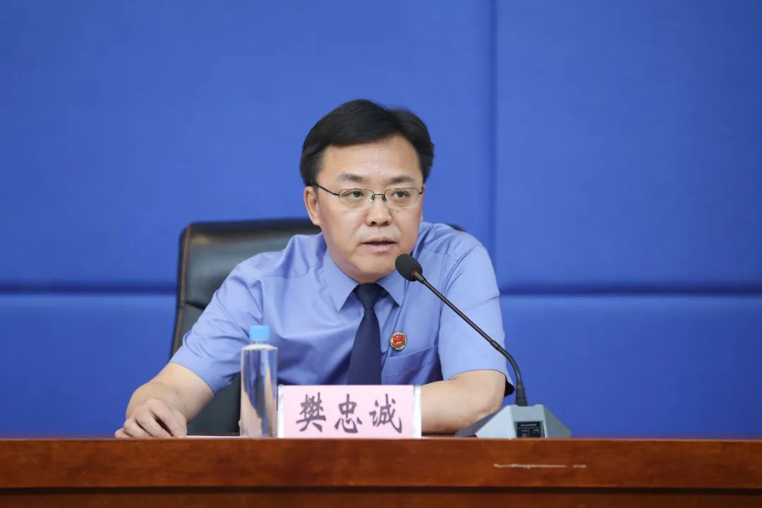 副检察长杜学毅围绕"今年以来黑龙江省检察工作开展情况"作主旨介绍