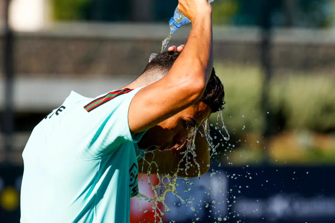 精神倍爽，C罗回国家队备战，破纪录就在下一场休闲区蓝鸢梦想 - Www.slyday.coM