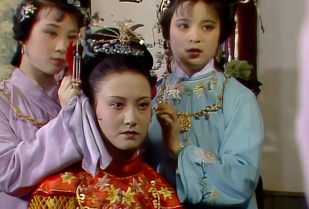 可谁也没想到,迎春嫁过去后,孙绍祖不仅没有好好对待新婚妻子,还经常