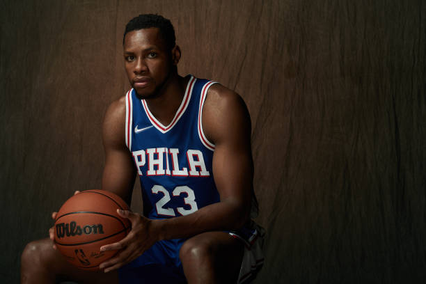 76人一年无保障合同签下53号秀查尔斯贝西