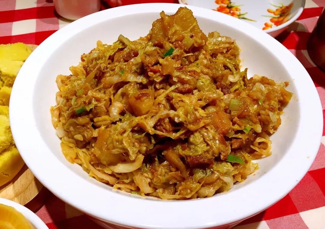 酸菜还是那个酸菜,只是东北人换成了内蒙人.