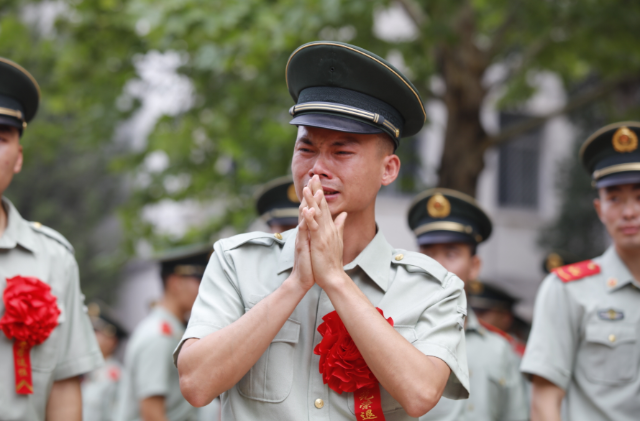 敬上最后一个军礼,这些钢铁男儿泪流满面