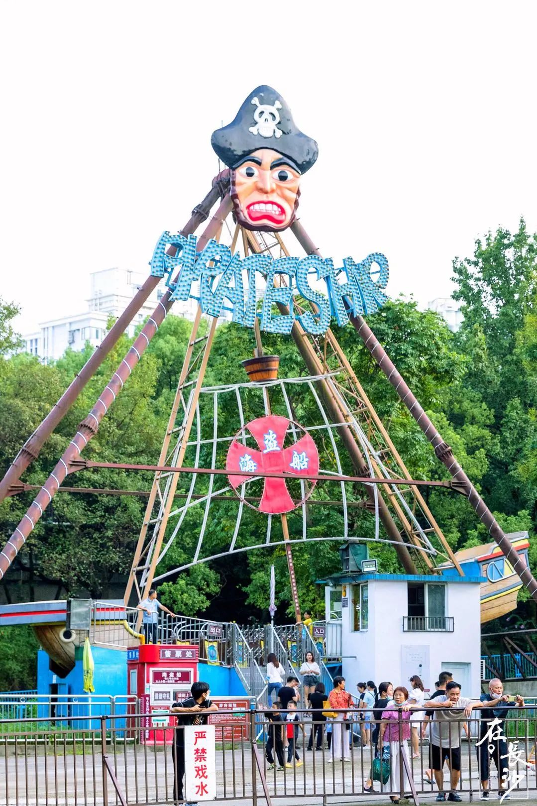 以前的烈士公园,虽然不大,但也装下了一个游乐场.