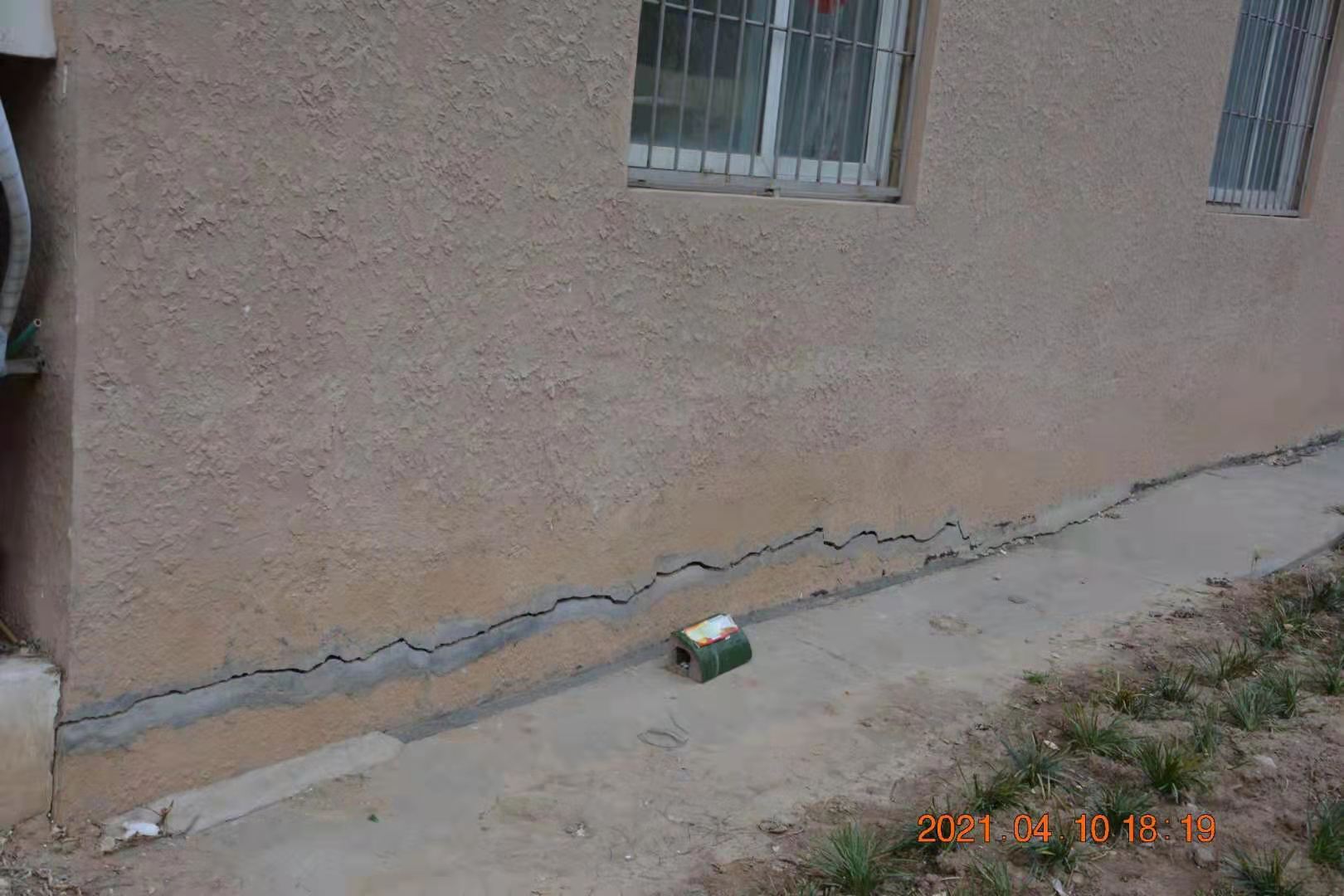 看着吓人!楼房外墙惊现五六米长裂缝