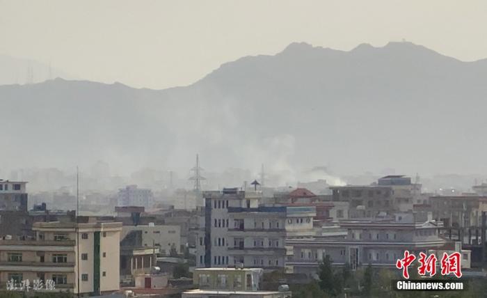 当地时间2021年8月29日报道，阿富汗首都喀布尔国际机场附近居民区29日遭火箭弹袭击，造成6名平民死亡。 图片来源：澎湃影像