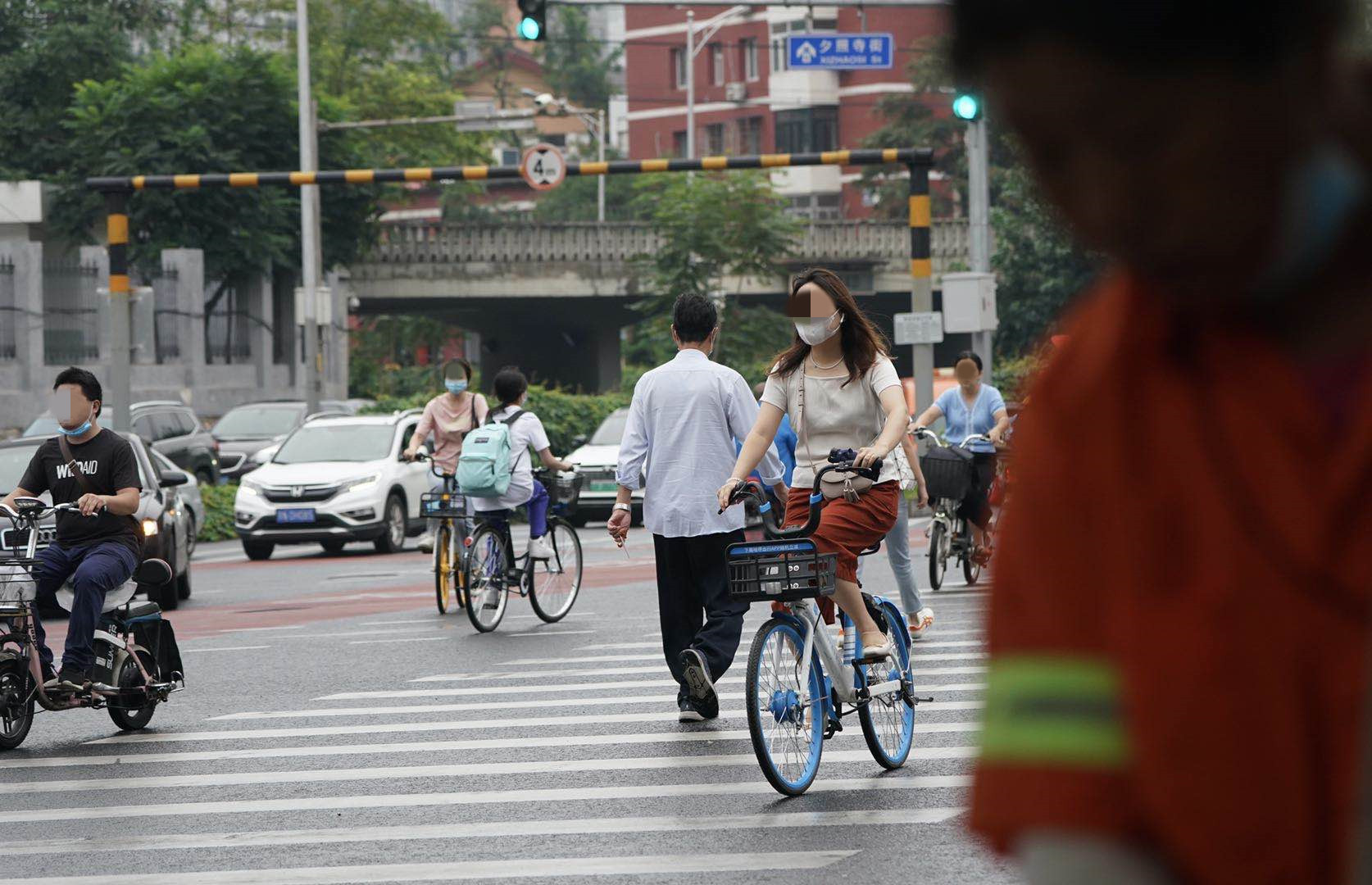 行车礼让斑马线,可这些"车"却大摇大摆挤占人行横道