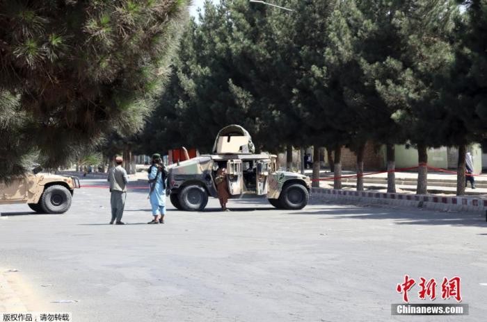 当地时间8月27日，阿富汗喀布尔机场附近的道路上，阿富汗塔利班成员在街头执勤。