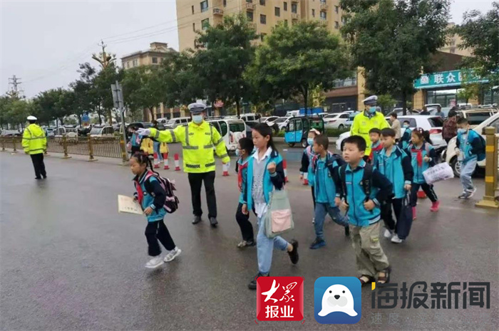 开学第一天 鄄城公安交警雨中护航“开学季”休闲区蓝鸢梦想 - Www.slyday.coM