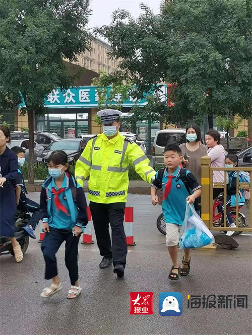 开学第一天 鄄城公安交警雨中护航“开学季”休闲区蓝鸢梦想 - Www.slyday.coM